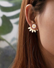 Load image into Gallery viewer, Daisy &amp; Petals Earrings Jacket
